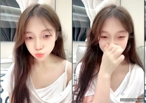 甜美校花下海【吧啦】S級身材全身白嫩 奶子圓圓的很有型 細腰翹臀 揉奶掰穴嫩嫩的 看了一晚上睡不著