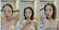 床上待操的騷婦全程露臉黑絲情趣，口交大雞巴先來個奶炮，主動上位抽插，風騷的翹臀後入給狼友看表情浪叫