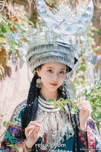 年年    苗疆美少女