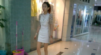 大神商場廁所偷拍二個年輕美美來尿尿紅裙子妹子真好漂亮 而且BB也好看 就是貪嘴吃多了