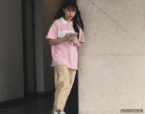 商場廁所偷拍清純小姐姐乾淨的小穴流著水應該還沒有被開發過
