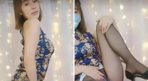 很久沒播顏值不錯苗條大奶女主播性感黑絲高跟鞋 很會誘惑慢慢脫掉椅子上道具自慰 逼逼無毛不要錯過