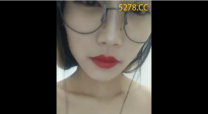 戴眼镜美女