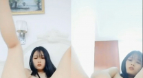 清純可愛的小美女 全裸露奶誘惑 床上手指插逼自慰 然後用黃瓜自慰 慢慢插進去抽插呻吟 特寫BB.