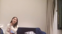 約個顏值不錯白衣妹子教授口交技巧沙發騎乘大力猛操呻吟誘惑喜歡不要錯過