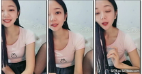 說話溫柔文靜美女！性感黑絲美腿！撩起裙子翹起美臀，掰開粉穴特寫，中指插入扣弄誘惑