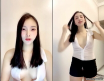 12月新品，日盼夜盼清純女神【一隻張包包】終於下海了，漢服臉穴同框道具自慰，好銷魂