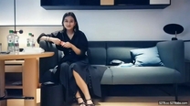 性格超好兼職美御姐，笑起來甜美，付完錢騎在身上調情 ，舌吻扣穴穿著衣服舔屌，張開雙腿爆插，扶著大屁股後入撞擊猛操