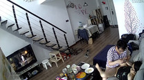 水滴攝像頭監控小兩口一邊看電視一邊啪啪啪,還要拿手機拍下來