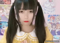 鄰居可愛小妹妹 莉莉醬 -雙馬尾黃色lo裙，晶瑩水棒PK白虎穴，自慰抽插的好卡哇伊！