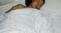 綠帽情節老公給老公找了個男的玩3P，露臉給那男的吃雞巴，同時下面還被操著