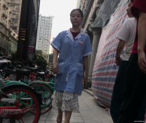 藥房的小美女，走了好遠去上廁所，為了拍下，我也跟著走了好遠，幸好偷拍下來了！ .