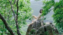 最新唯美藝術皮膚白嫩美女模特萬玲《岩石上的美女》高清