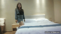小黑鴨探花肉感甜美外圍女 ，迫不及待騎在身上揉穴 ，扒掉內褲撩起裙子就要操 ，正入抽插嬌喘呻吟