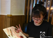 氣質短髮眼鏡美眉賓館拍打大肉臀騷逼吃雞巴深插叫聲好爽....