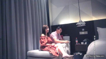 探花約了個紅裙少婦TP偷拍啪啪，黑絲情趣裝口交扣逼上位騎乘搞完做服務