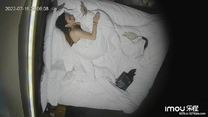 新流出樂橙酒店攝像頭偷拍 高顏值美女富姐為愛開房,情人兩發伺候
