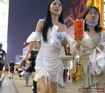 偷拍牛人步行街尾隨偷拍修長美腿白色連衣裙美女下面內褲前後透明能清晰的看到裡面的黑毛逼逼 高清