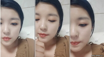 【21歲小奶媽】，這麼年輕就生孩子了，哺乳期，還能擠出奶水，高顏值騷逼