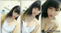 哺乳期內的單身奶媽，奶水多的不用擠都自己順著奶頭滴答，為了孩子不得已大秀直播掙錢，道具插無毛逼爆菊花