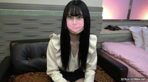 黑髮皮膚白苗條咖啡服務員說服...