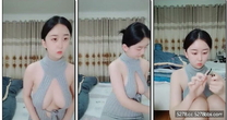 【36E白嫩大奶美妞】掛完毛再自慰，跳蛋假屌輪番上，透視裝撩起露奶，大肥臀更是誘人，從下往上視角抽插騷穴