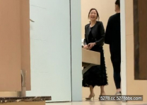 8月最新流出廁拍大神商場突然闖入系列廁所偷拍顏值不錯的高跟美女