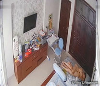 中年大叔和美女老婆大中午的來一炮雞巴就是硬不起來老婆很不滿❤️第二次兒子在旁邊和老婆偷偷的操竟然硬起來把老婆操舒服了