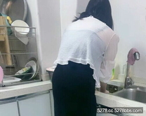 爆肏嫂子家裡沒人廚房戲弄嫂子 欲迎還拒高潮N次肏失神 灶台迎擊內射真過癮