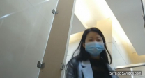 五月新流出潛入購物·商場女廁雙鏡頭偷拍美女媽媽帶著孩子噓噓