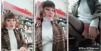 超市老闆娘店裡發騷，生意不好直播來搞，跳蛋塞逼裡撅著屁股拿貨被大哥發現從後面摸了兩把，啤酒瓶子抽插