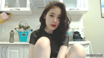 長相甜美極品清純亞籍嫩妹廚房自慰第三部，全裸椅子上跳蛋塞逼拉扯翹起雙腿近距離特寫