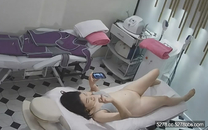 破解美容院攝像頭偷拍一邊看劇一邊做全身推油按摩刮毛護理的白膚美少婦
