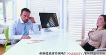 這個美女白領太騷了在辦公室自慰，被發現後為了不被解雇主動勾搭上司讓大雞巴在逼穴裡進出呻吟碰撞爽啊[中文字幕]