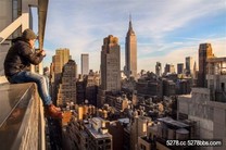 藝高人膽大！　攝影師坐樓頂邊緣俯拍紐約美景