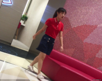 偷拍穿鮮豔紅色衣服的少婦，看著她上廁所我偷偷跟上，毛多但下面有點乾燥啊，是不是最近缺少濕潤的活動啦