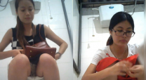 旅遊景區服務區全景女廁偷拍樣子很淑女的短褲美女的透明蕾絲內褲真性感