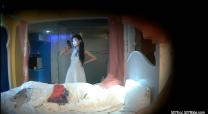 酒店偷拍高顏值清純可愛美少女乾淨白嫩有點明星氣質被眼鏡男友摟起雙腿捲曲身子猛幹下下到底年輕人真是激情  完整版
