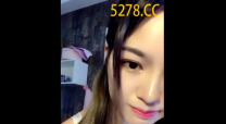 長相清純小虎牙美女床上漏奶尿尿