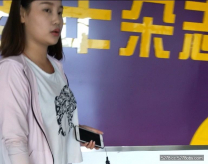 小手電強襲 躲在廁所偷拍偷偷抽煙的美少婦