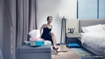 開房約炮顏值不錯黑色長裙少婦，換上情趣護士裝舔弄口交上位騎坐，呻吟嬌喘非常誘人