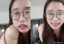 【雲芸大寶貝】眼鏡學生妹放假了，下海撈錢過年，戴眼鏡的果然是小騷貨，奶頭都被吸黑了！