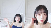 高顏值短髮萌妹子露奶自摸誘惑 揉搓奶子擺弄各種姿勢看著非常誘人誘惑