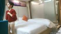 約個漂亮女技師舒服一下，嬌小身材服務很周到 ，全方位乳推舔屌吸吮 ，主動扶屌騎乘插入 ，半天不射休息下再操