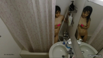浴室偷裝針孔攝像頭偷拍閨蜜女友洗澡偷偷自慰一臉淫樣....