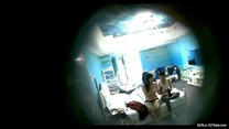 情趣酒店海洋房攝像頭偷拍背心哥大白天和單位的女財務開房偷情爽完以後情人磨他買戒子