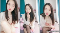 甜美妹子被大黑屌爆操，傳教士一頓操，做完以後蠻享受的笑了