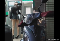 騷貨人妻穿露乳衣服露出 1~2