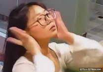 流出酒店偷拍 舔狗小胖性能力不行伺候女孩他卻是把好手把反差婊眼鏡妹子弄得爽歪歪