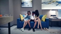 高價網約兩個蘿莉型兼職嫩妹雙飛 ，牛仔裙極品小姐姐 ，一流顏值修長美腿 ，雙女一起服務爽死 ，騎乘後入輪流爆操